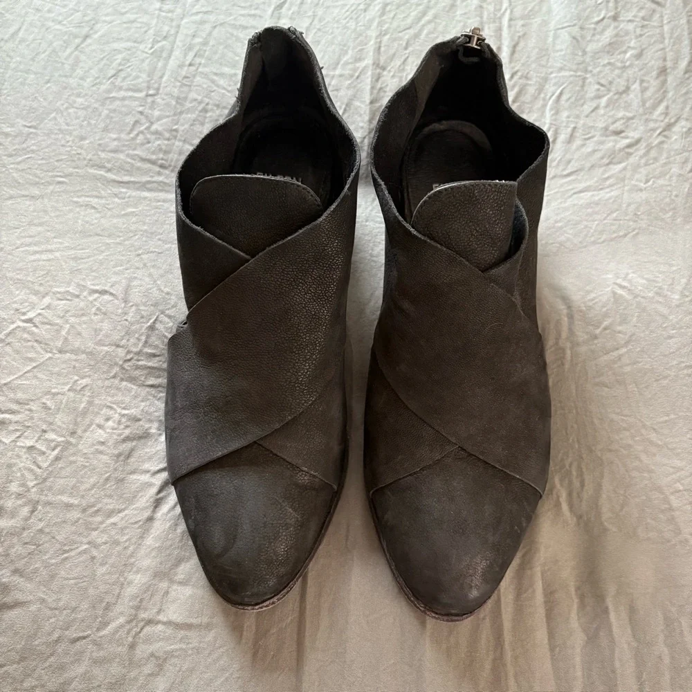 Eileen Fisher Cluster Cut Leather Booties. Size 7.